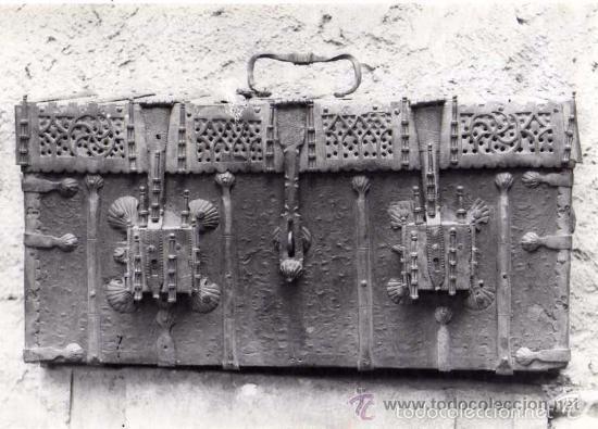 Postales: 1 FOTOGRAF&Iacute;A, 23 X 16 CM. Hospicio de Segovia. Cofre Relicario de cuero repujado.