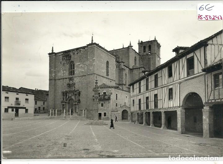 Postales: (PS-50247)POSTAL DE PE&Ntilde;ARANDA DE DUERO-PLAZA MAYOR,CASA GRANDE,ROLLO,AL FONDO LA COLEGIATA