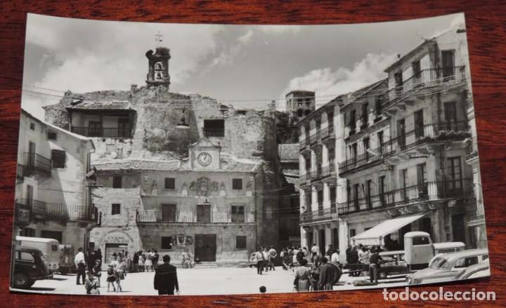 Postales: FOTO POSTAL DE SEPULVEDA (SEGOVIA)PLAZA MAYOR Y CASTILLO, ED. VISTABELLA 2, SIN CIRCULAR