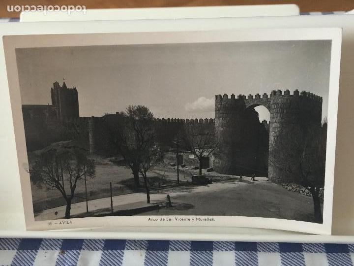 Postales: POSTAL AVILA. ARCO DE SAN VICENTE Y MURALLA. ED. M. ARRIBAS. ESCRITA.