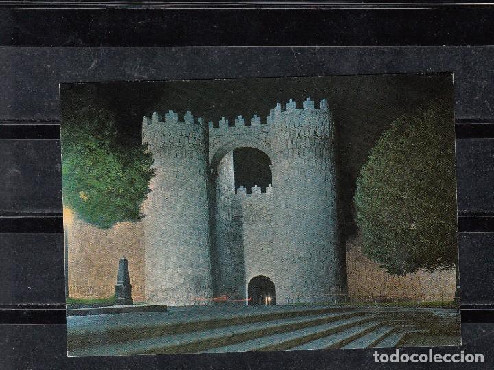 Postales: 39. AVILA. PUERTA DE SAN VICENTE. VISTA NOCTURNA