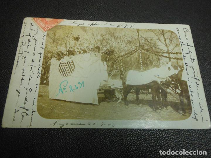 Postales: TARJETA POSTAL FOTOGRAFICA DE SEGOVIA - DESFILE CONMEMORACION ISABEL II CARROZA 1903 - Foto 1 - 110300451