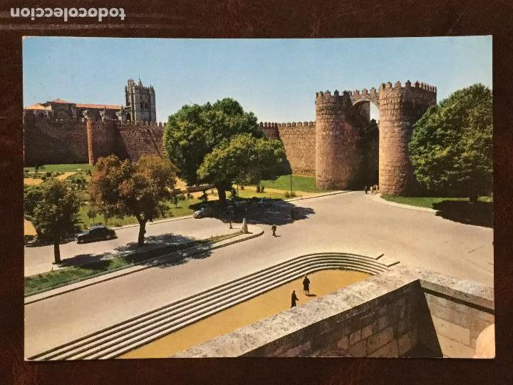Postales: POSTAL AVILA. PUERTA DE SAN VICENTE Y CATEDRAL. CIRCULADA 1971.