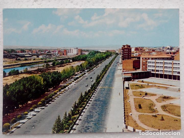 Postales: POSTAL DE LEON - AVENIDA DE LA FACULTAD - SIN ESCRIBIR - A&Ntilde;O 1968
