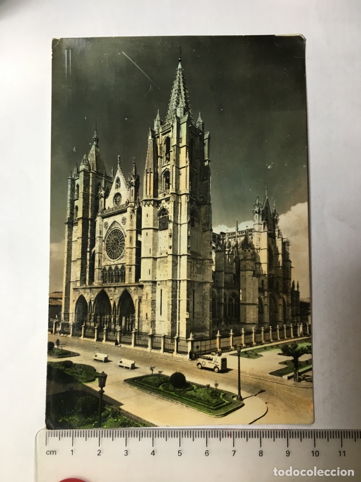 Postales: POSTAL. LEON. LA CATEDRAL. EDIC. ARTIGOT?. H. 1958?.