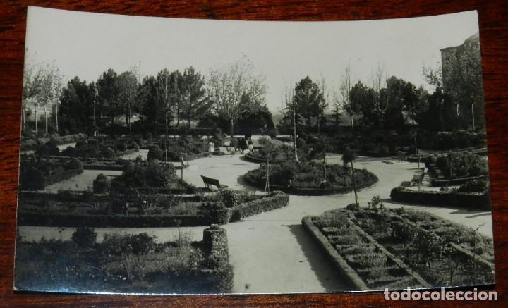 Postales: FOTO POSTAL DE BENAVENTE, JARDINES DE LA ROSALEDA, N. 29, ED. M. MA&Ntilde;ANES, NO CIRCULADA, ESCRITA.