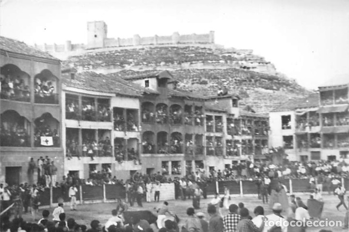 Postales: PE&Ntilde;AFIEL- POSTAL FOTOGRAFICA- PLAZA DE TOROS Y CASTILLO, FIESTAS T&Iacute;PICAS, LIDIA DE BAQUILLAS