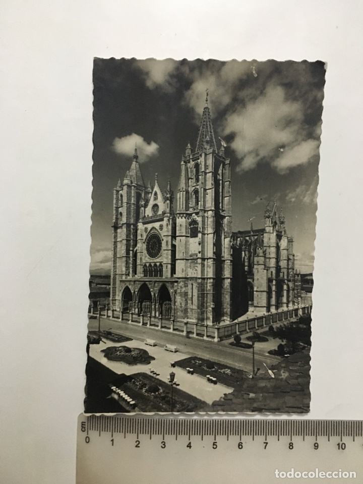 Postales: POSTAL. LEON. FACHADA PRINCIPAL. EDIC. GARC&Iacute;A GARRABELLA. H. 1955?.