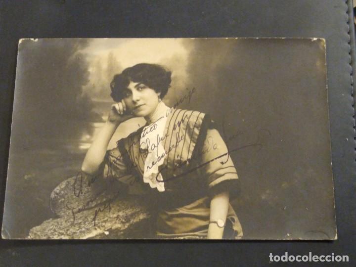 Postkarten: Postal fotogr&aacute;fica de la artista C&aacute;ndida Su&aacute;rez. F. Bariego fot&oacute;grafo.
