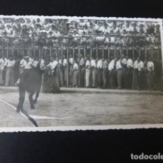 Postales: MADRIGAL DE LAS ALTAS TORRES AVILA ENCIERROS TAURINOS POSTAL FOTOGRAFICA AÑOS 40. Lote 195998987