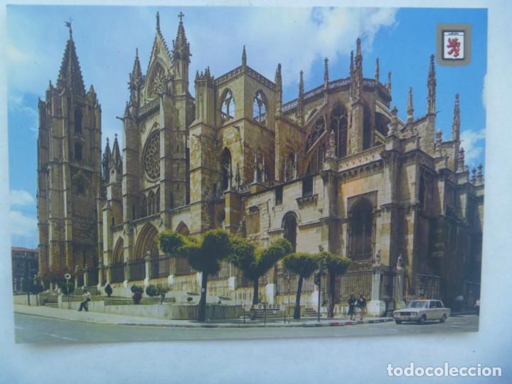 Postales: POSTAL DE LEON : CATEDRAL .. A&Ntilde;OS 60, COCHE DE EPOCA