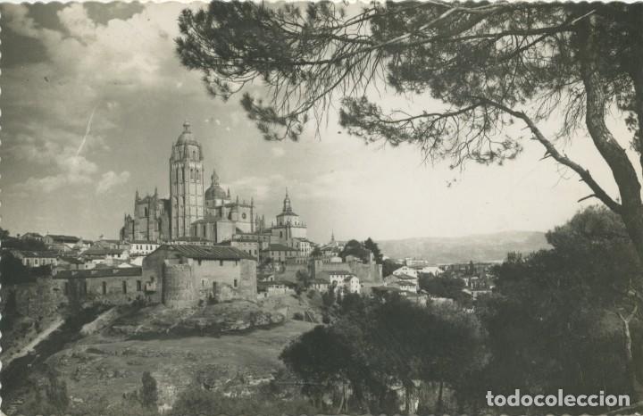 Postales: N&ordm; 19-SEGOVIA. La Catedral: vista desde el pinar. Circulada en 1952. EDICIONES GARC&Iacute;A GARRABELLA