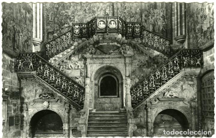 Postales: N&ordm; 28-BURGOS. Catedral. Escalera Dorada. Sin circular. ED. CABILDO CATEDRAL