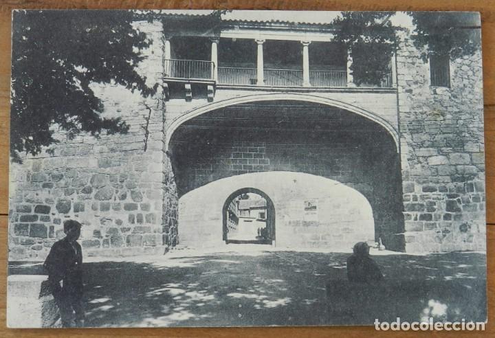 Postales: POSTAL DE AVILA - 20 - PUERTA DEL RASTRO - FOT. MAYORAL ENCINAR - ED. GRAFOS - NO CIRCULADA.