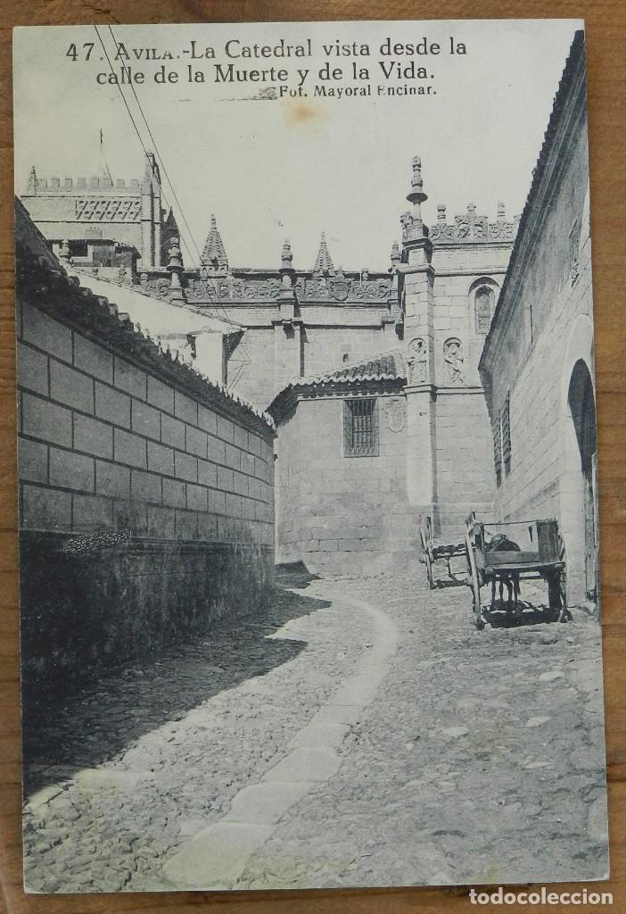 Postales: POSTAL DE AVILA, LA CATEDRAL VISTA DESDE LA CALLE DE LA MUERTE Y DE LA VIDA, FOT. MAYORAL ENCINAR -