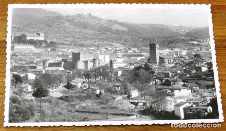 Postales: FOTO POSTAL DE ARENAS DE SAN PEDRO (AVILA) VISTA GENERAL, ORIGINAL SERRANO, CIRCULADA EN 1959