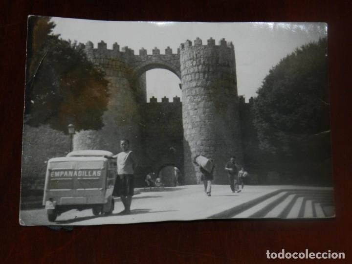Postales: FOTOGRAFIA DE AVILA, VESPACAR, TRICICLO MOTORIZADO DE EMPANADILLAS LA COCINERA, A&Ntilde;OS 50, MIDE 9 X 7