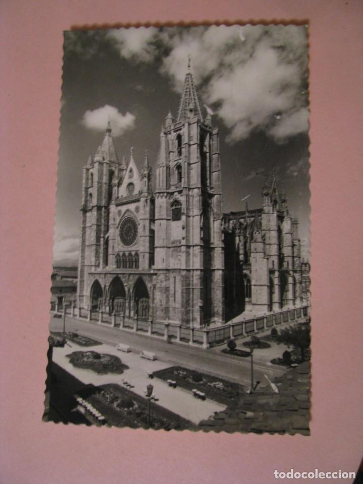 Postales: POSTAL FOTOGR&Aacute;FICA DE LEON. FACHADA PRINCIPAL DE LA CATEDRAL. GARCIA GARRABELLA. ESCRITA. 1954.