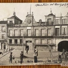 Postales: MEDINA DEL CAMPO (VALLADOLID), FOTOGRAFICA, H. ROMAN, CASA CONSISTORIAL, CIRCULADA EN 1904. Lote 355225518