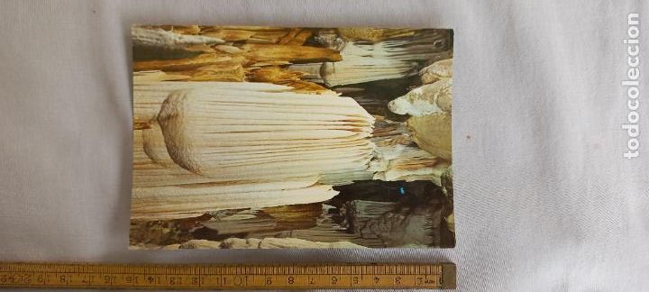 Postales: POSTAL. 2 ARENAS DE SAN PEDRO. AVILA. GRUTA DE EL AGUILA. LA FALDA PISADA. 1969 EDICIONES VITABELLA