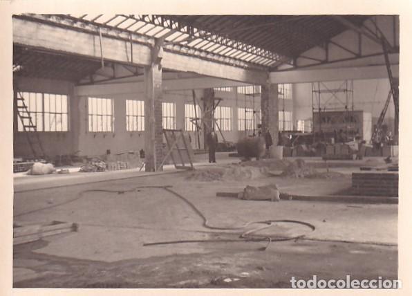 Postales: Fotograf&iacute;a 10 x 7,50 cm F&aacute;brica la Esperanza. La Granja. Interior. 1956 No figura fot&oacute;grafo.