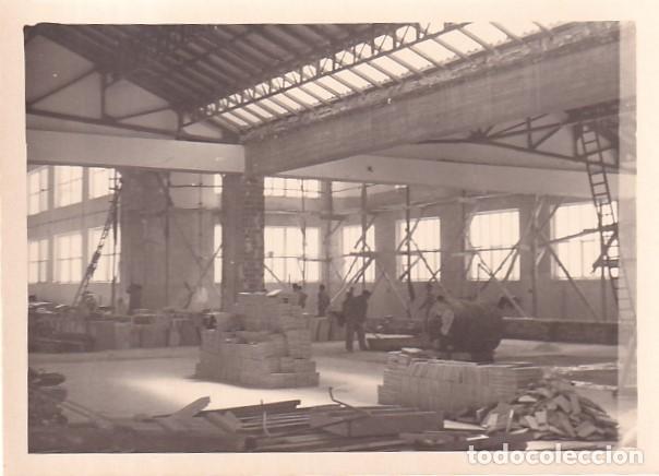 Postales: Fotograf&iacute;a 10 x 7,50 cm F&aacute;brica la Esperanza. La Granja. Interior 1956 No figura fot&oacute;grafo.