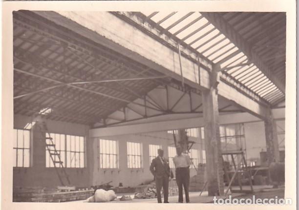 Postales: Fotograf&iacute;a 10 x 7,50 cm F&aacute;brica la Esperanza. La Granja. Interior 1956 No figura fot&oacute;grafo.