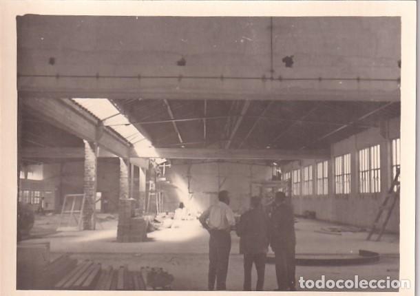 Postales: Fotograf&iacute;a 10 x 7,50 cm F&aacute;brica la Esperanza. La Granja. Interior 1956 No figura fot&oacute;grafo.
