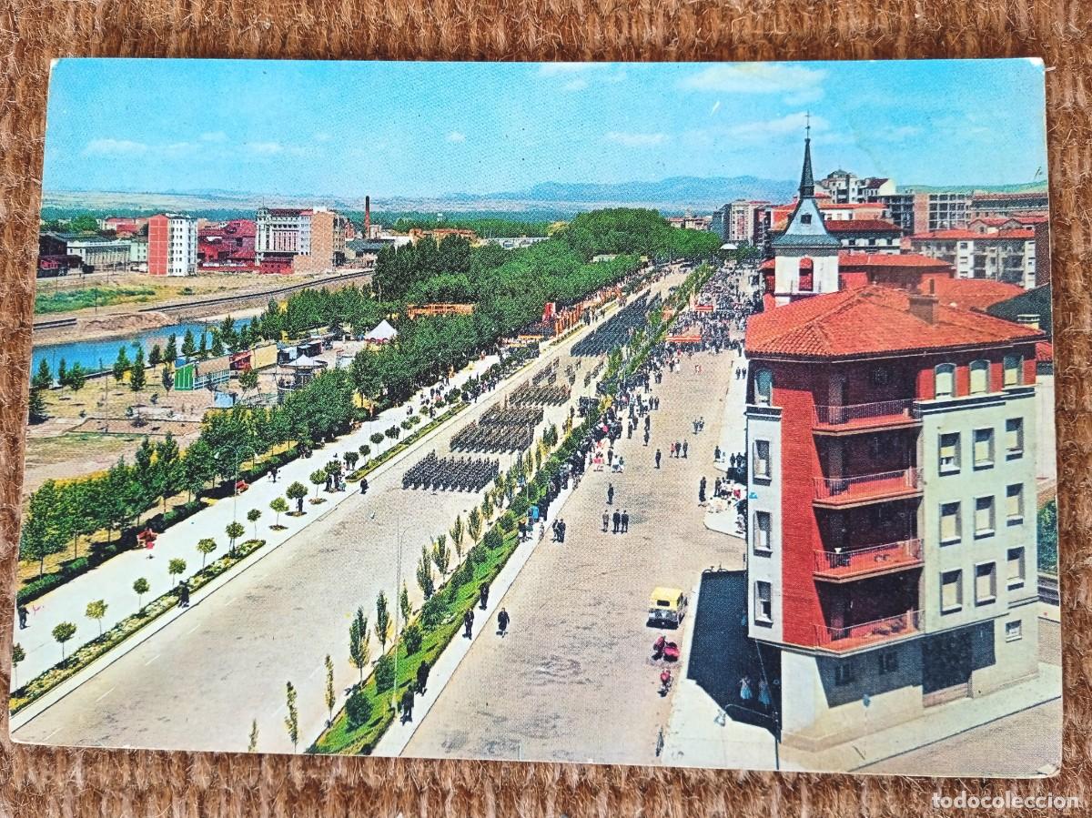 Postales: LEON - AVENIDA DE LA FACULTAD - DESFILE MILITAR