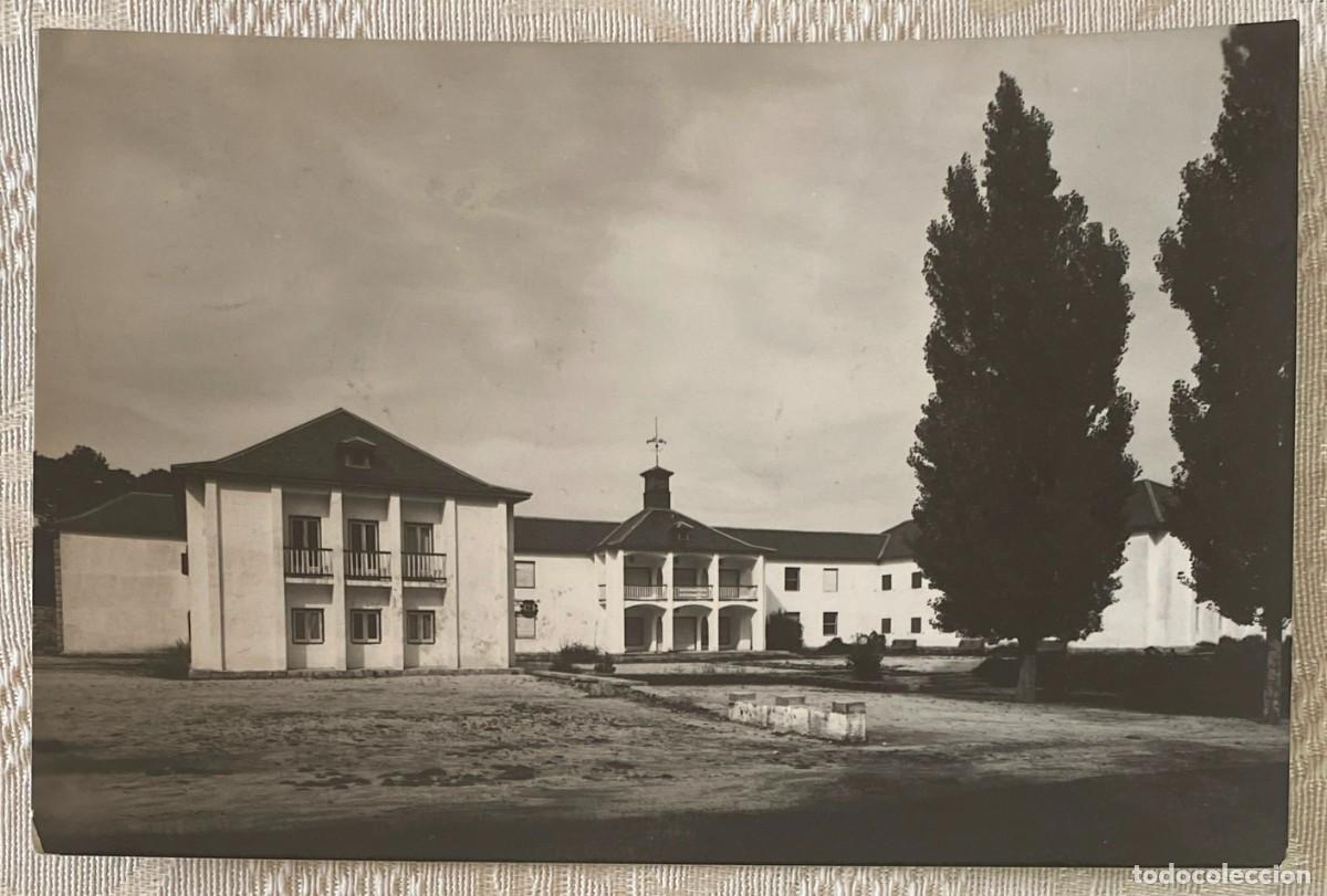 Cartoline: FOTO POSTAL DE SAN RAFAEL, N.3, RESIDENCIA FRANCISCO FRANCO, CIRCULADA, ED. M. ROYUELA.