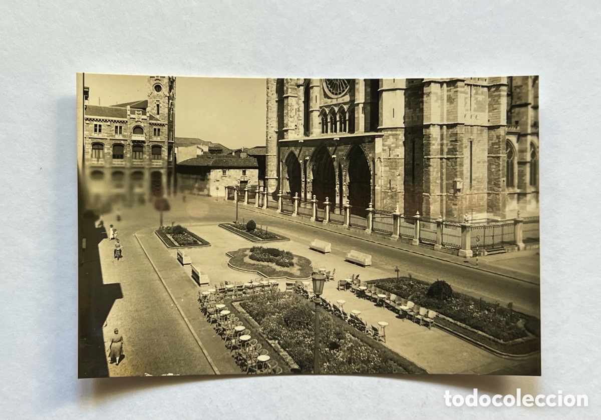Postkarten: LEON. Postal No.28, Plaza de Regla. Correos y Telegrafos y Catedral .. L. Roisin, foto (h.1950?) S/C