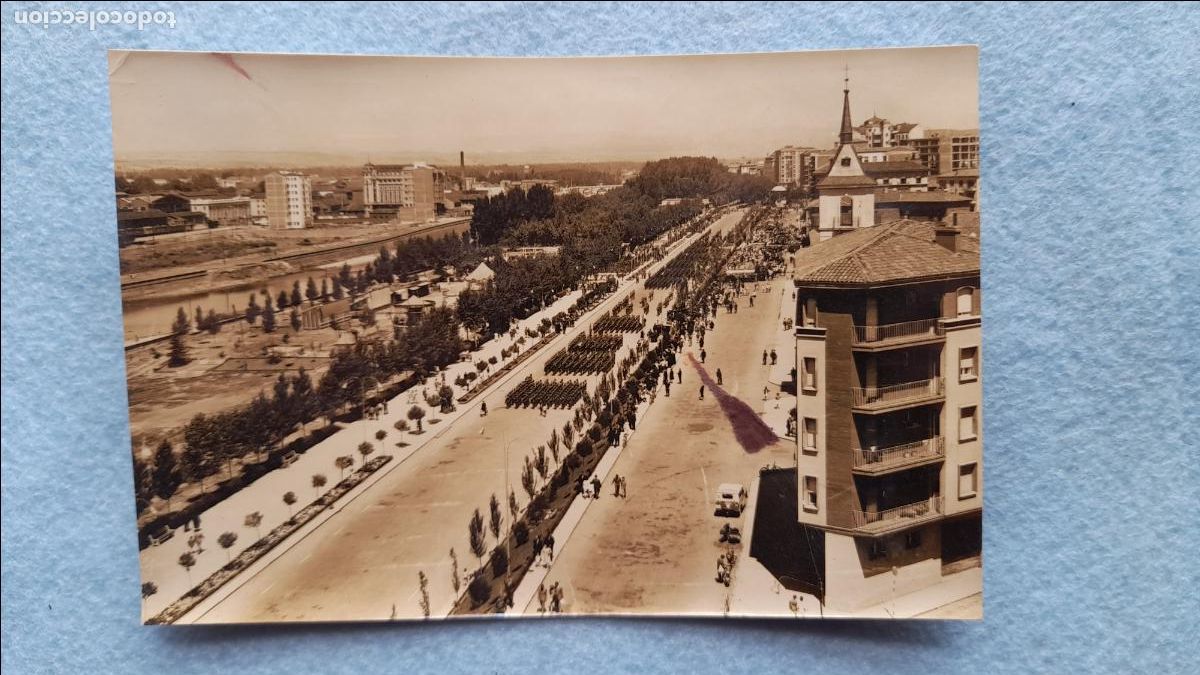 Postales: Le&oacute;n. Avenida de la Facultad. Escrita. - Foto 1