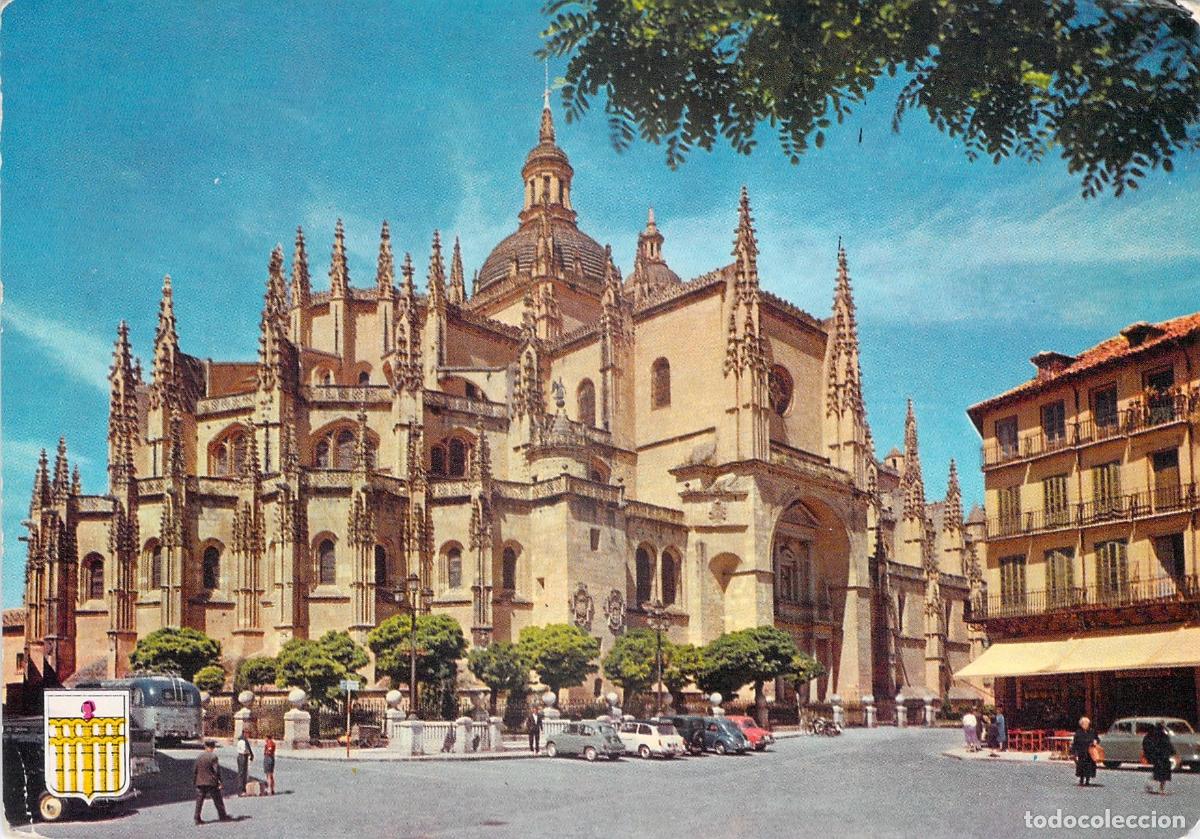 Postales: Postal de la Catedral de Segovia y Plaza Mayor con Coches de &Eacute;poca