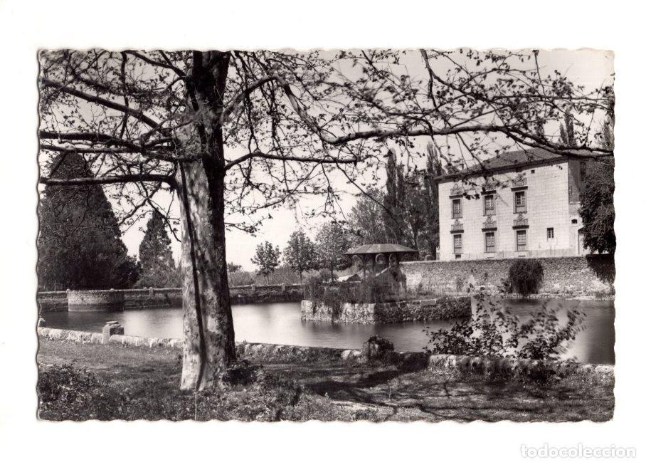 Postales: B&Eacute;JAR.(SALAMANCA).- JARD&Iacute;N ART&Iacute;STICO EL BOSQUE CON REFLEJO EN EL AGUA.
