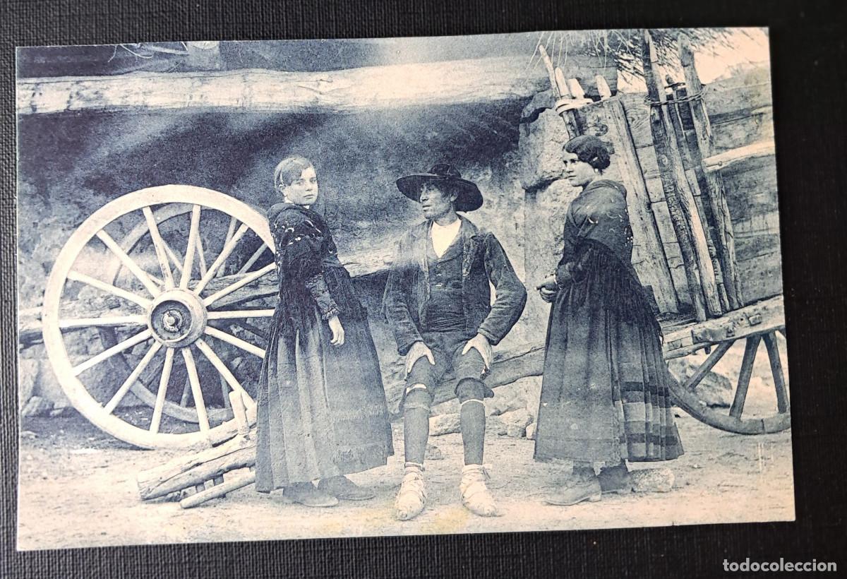 Postales: &Aacute;vila. Tipos del pa&iacute;s. Escenas de Aldea.