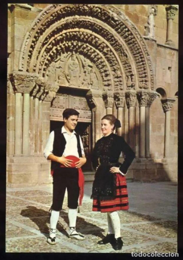 Cartoline: Soria. *Pareja tipica* Ed. Vistabella - L. M. n&ordm; 22. Circulada.