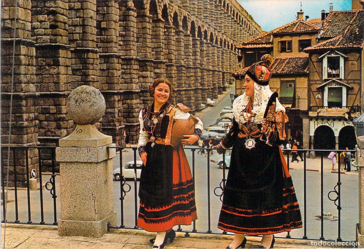 Postales: Postal de Segovia Muchachas con Trajes T&iacute;picos y el Acueducto