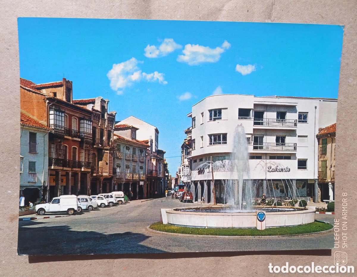 Postales: 4582 . La Ba&ntilde;eza ( Le&oacute;n ) - Plaza Mayor y fuente luminosa