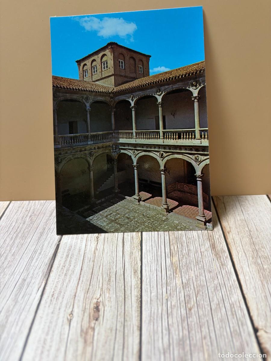 Postales: TARJETA POSTAL. VALLADOLID. 23.- PALACIO DE DUE&Ntilde;AS. PATIO Y TORRE&Oacute;N. EDICIONES ARRIBAS