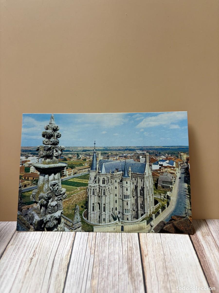 Postales: TARJETA POSTAL. LE&Oacute;N. 2010.- ASTORGA. PALACIO EPISCOPAL Y VISTA PARCIAL. EDICIONES ARRIBAS