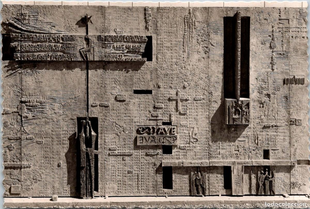 Postales: Le&oacute;n -Santuario de la Virgen del Camino-Puerta principal -Garc&iacute;a Garrabella 18-Josep Maria Subirachs