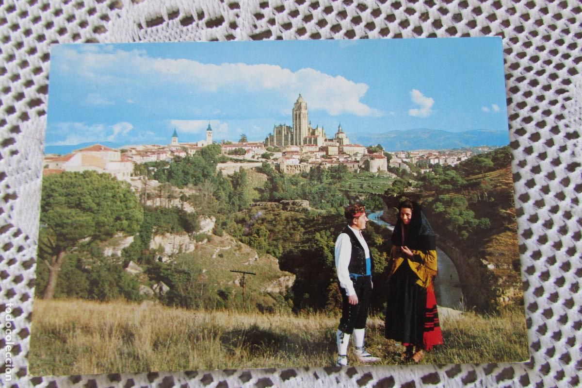 Postales: 4 SEGOVIA. PAREJA DE SEGOVIANOS AL FONDO LA CATEDRAL