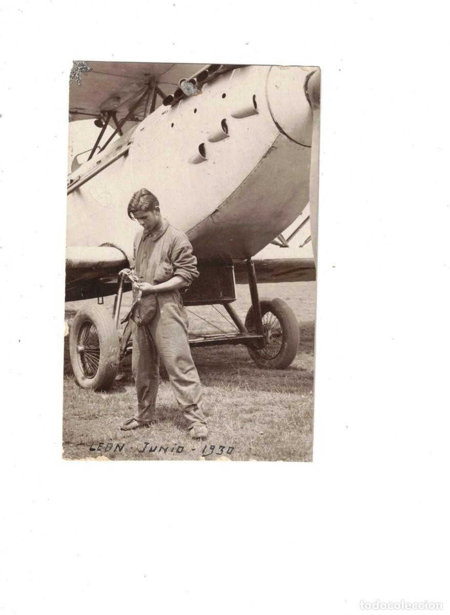 Postales: LE&Oacute;N. AVI&Oacute;N EN EL AEROPUERTO. JUNIO 1930