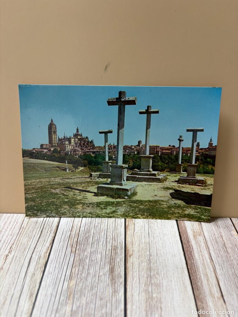 Postales: TARJETA POSTAL. SEGOVIA. 2001.- LA PIEDAD Y CATEDRAL AL FONO. EDICIONES ARRIBAS