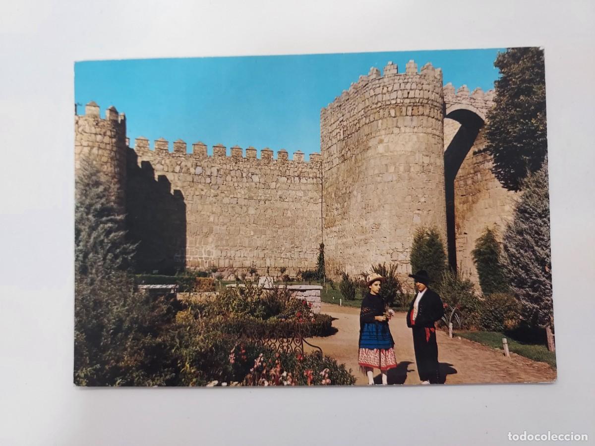 Postales: POSTAL AVILA PUERTA DE SAN VICENTE PAREJA TIPICA. 1967. CIRCULADA. CONFITERIA ISELMA