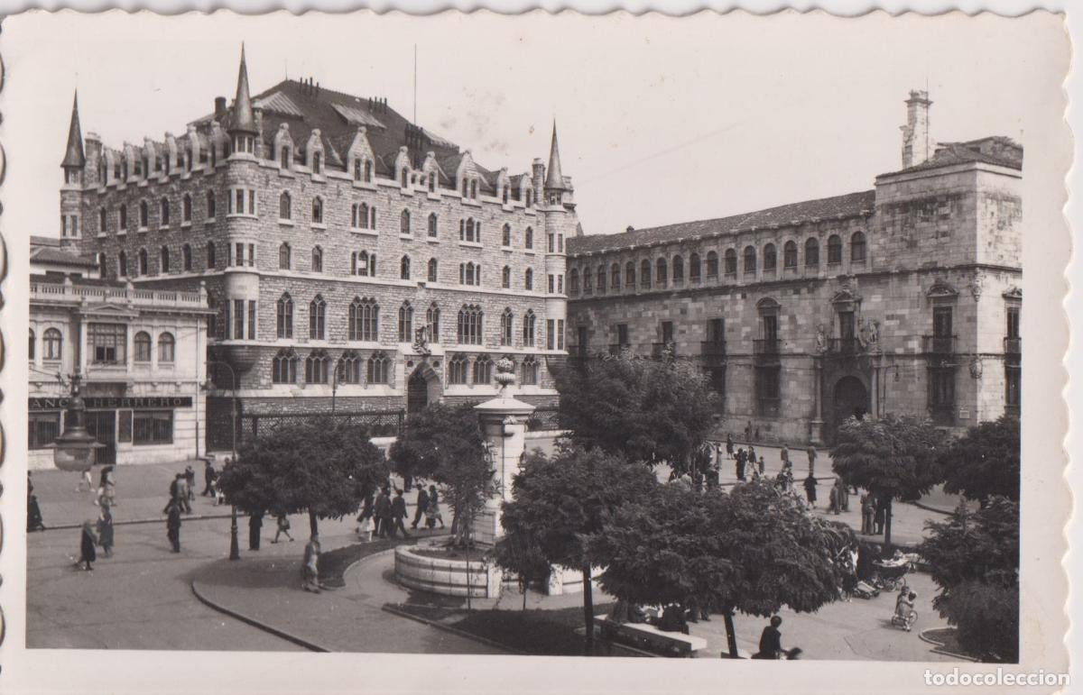 Postales: LEON, PLAZA DE LOS BOTINES - EDICIONES ARRIBAS 25 - CIRCULADA 1957