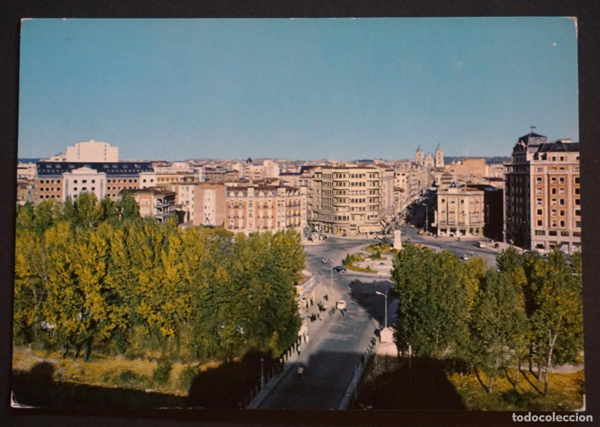 Cartes Postales: Le&oacute;n, Puente de la Estaci&oacute;n y glorieta. Postal sin circular editada en el a&ntilde;o 1964.
