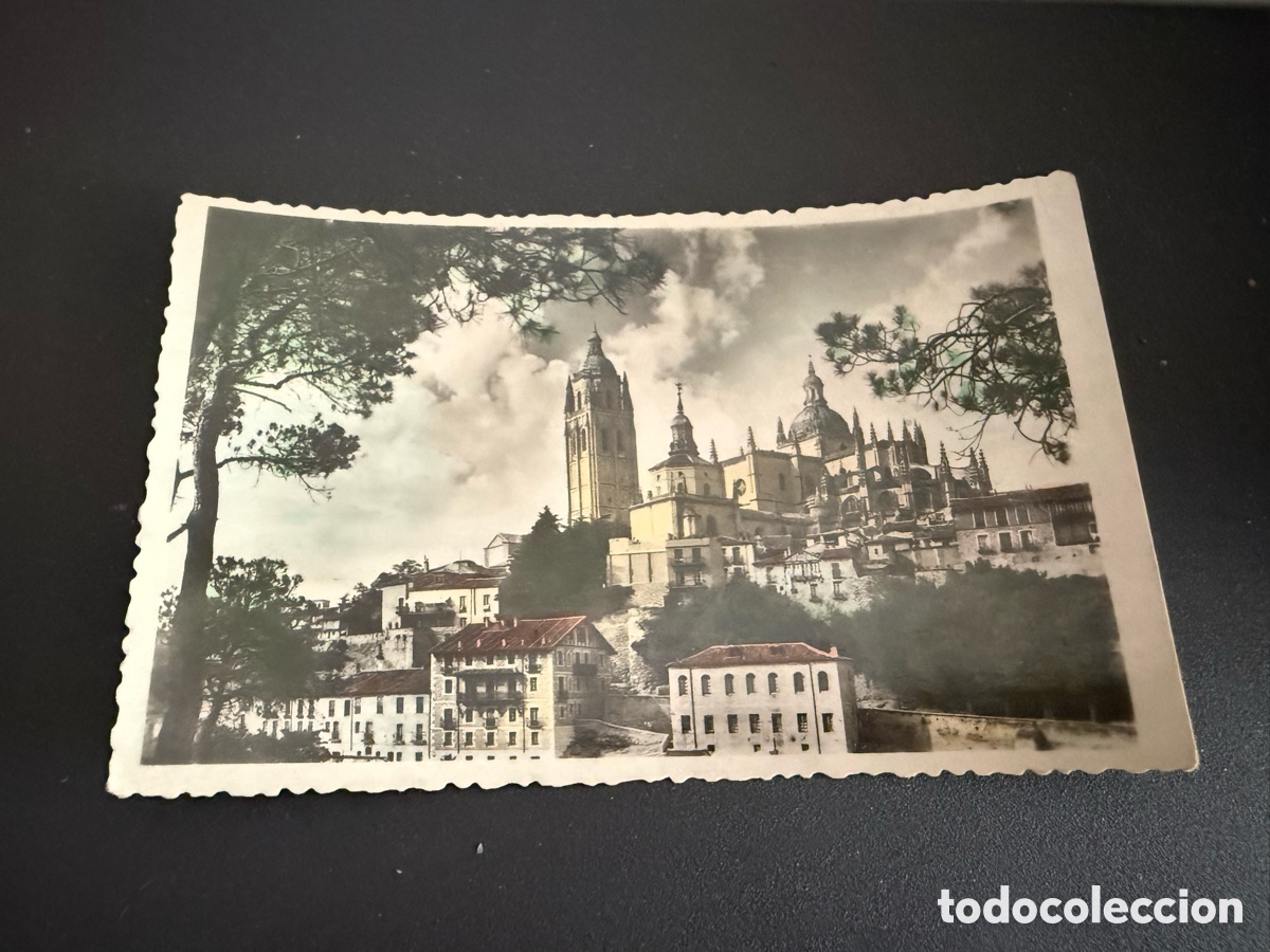 Postales: Postal SEGOVIA. La Catedral vista tomada desde el Pinar. Coloreada