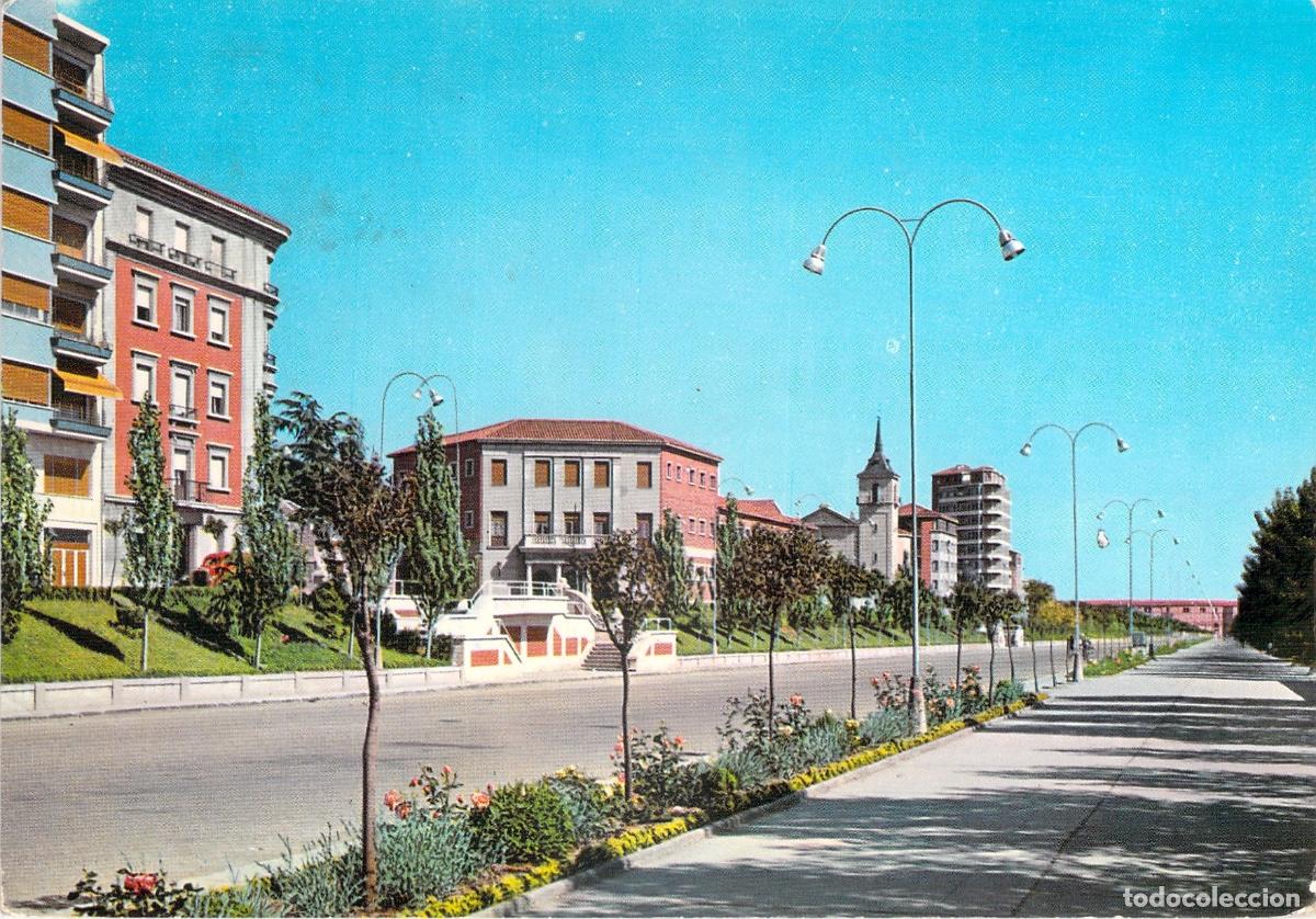 Postales: Postal de la Avenida de la Facultad en Le&oacute;n, Espa&ntilde;a