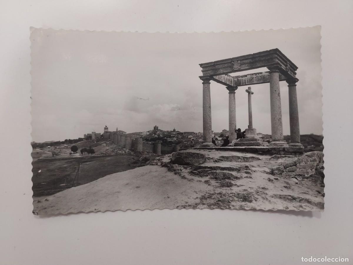 Postales: POSTAL AVILA LOS CUATRO POSTES. ESCRITA EN 1961. DARVI 13. ANTIGUA. AMBIENTADA, RARA